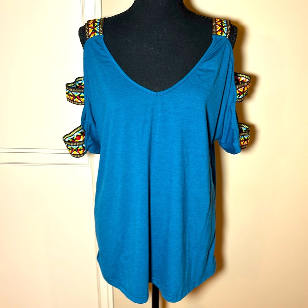 NWOT cold-shoulder, open sleeve wembroidery women’s top XL